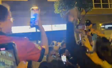 Lo nunca visto: los jugadores del Athletic montan una fiesta por las calles de Bilbao con una charanga… ¡y la afición se les une!
