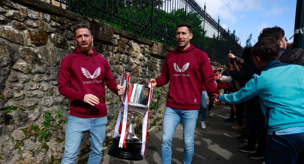 Los capitanes del Athletic, con la Copa.