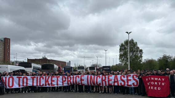Aficionados del Liverpool protestando por la subida de precios. /X