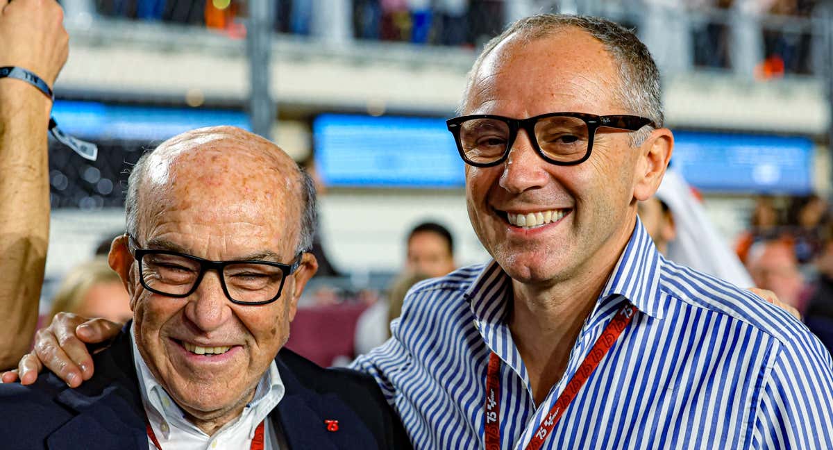 Carmelo Ezpeleta, CEO de Dorna (izquierda), junto a Stefano Domenicali, CEO de la Fórmula 1 (derecha). /GETTY