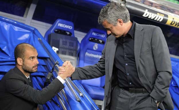 Mourinho saluda a Guardiola en la salida del túnel de vestuarios.  REUTERS