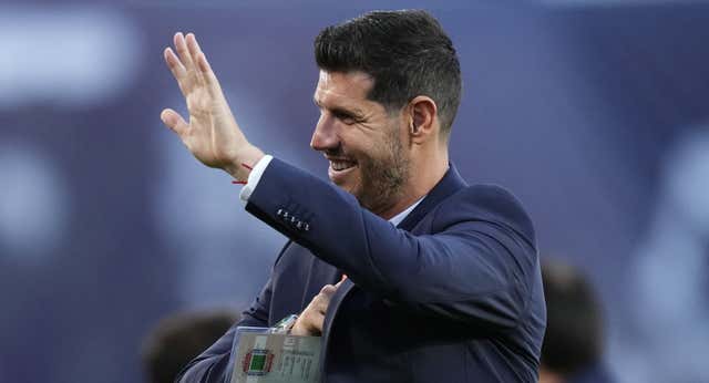 La Federación quiere negociar con Albert Luque y no descarta dejar su puesto vacante en la Eurocopa