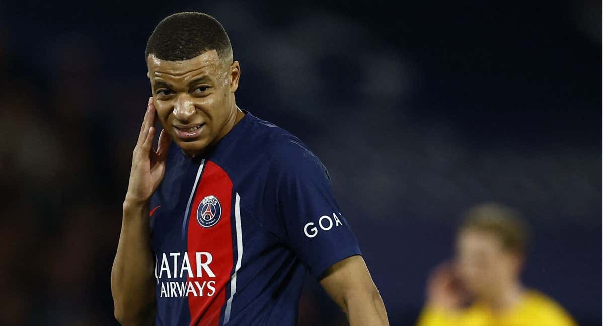 Mbappé se lamenta tras un gol del Barça este miércoles. /Reuters