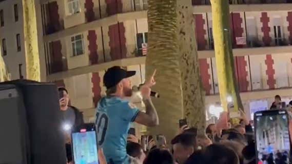 Muniain, micrófono en mano, a hombros en pleno festejo en las calles de Bilbao./Captura