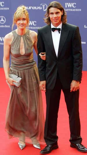 Rafael Nadal y su madre durante la alfombra roja de los Laureus 2006.  ALBERT GEA / REUTERS