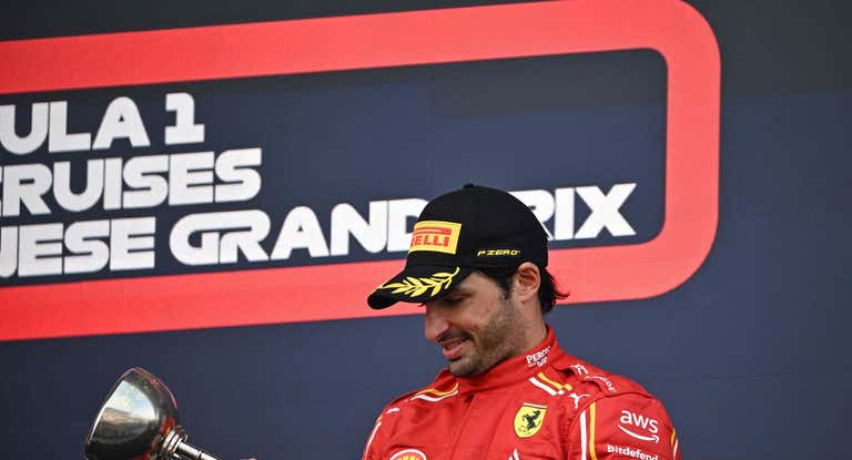Carlos Sainz, celebrando el podio en Japón.