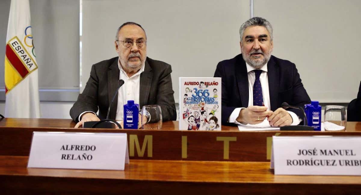 Alfredo Relaño, junto a José Manuel Rodríguez Uribes, presidente del CSD, esta mañana en el COE.