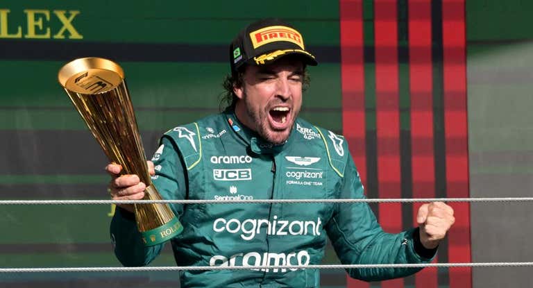 Fernando Alonso celebra el podio conseguido la temporada pasada en Brasil.