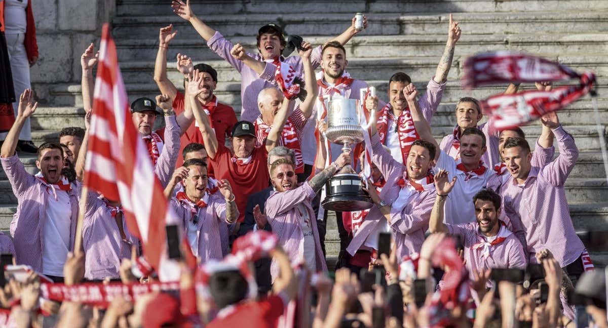 Los jugadores del Athletic levantan la Copa en las escaleras del Ayuntamiento de Bilbao./EFE