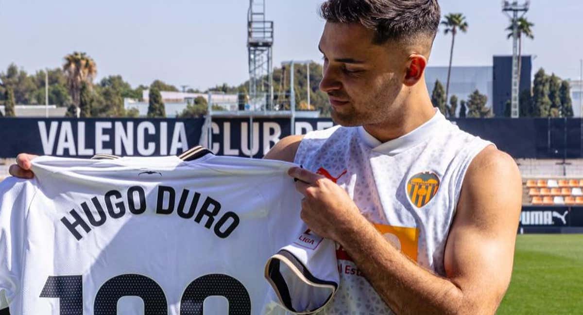 Hugo Duro con su camiseta de los 100 partidos con el Valencia. /Instagram/Valencia CF