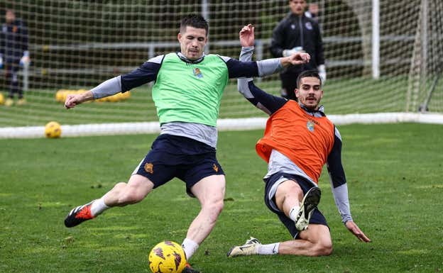 Zubeldia golpea el balón en presencia de André Silva en un entrenamiento en Zubieta.  Real Sociedad
