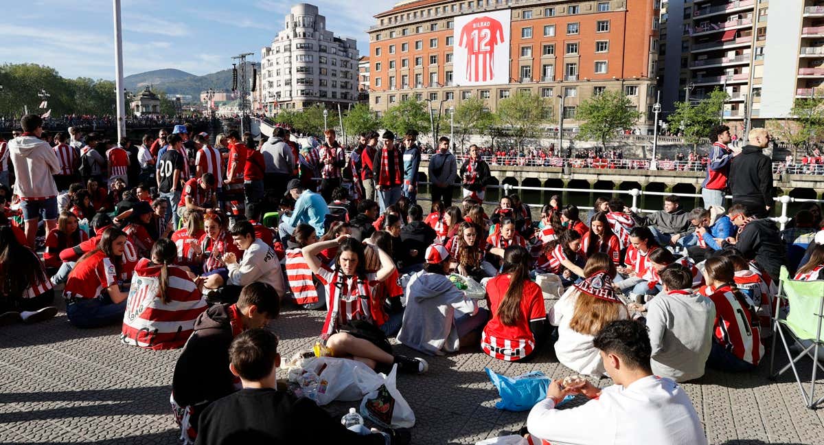 La afición del Athletic aguarda la llegada de la Gabarra./EFE/Luis Tejido