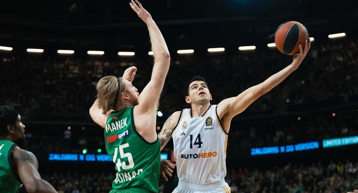 Gabriel Deck lanza a canasta durante el partido frente al Zalgiris Kaunas/ GETTY IMAGES