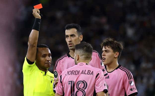 Jordi Alba fue expulsado por doble amonestación. REUTERS