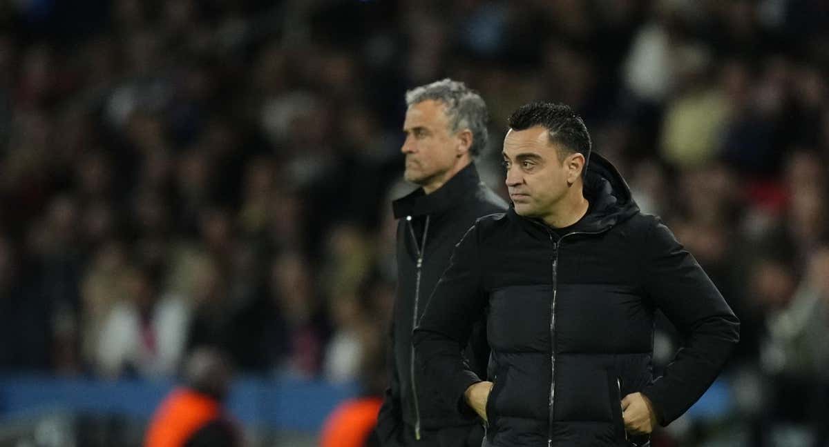 Luis Enrique, al fondo, y Xavi Hernández, en el PSG-Barça. /AFP