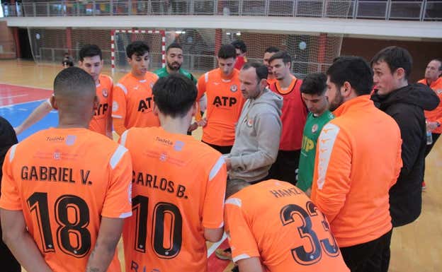 Juanma Marube dando instrucciones a los jugadores del ATP Tudelano.  RIBERANAVARRAFS
