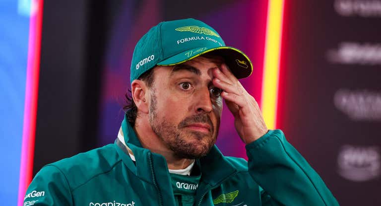 Fernando Alonso, ante la prensa en Bahréin.