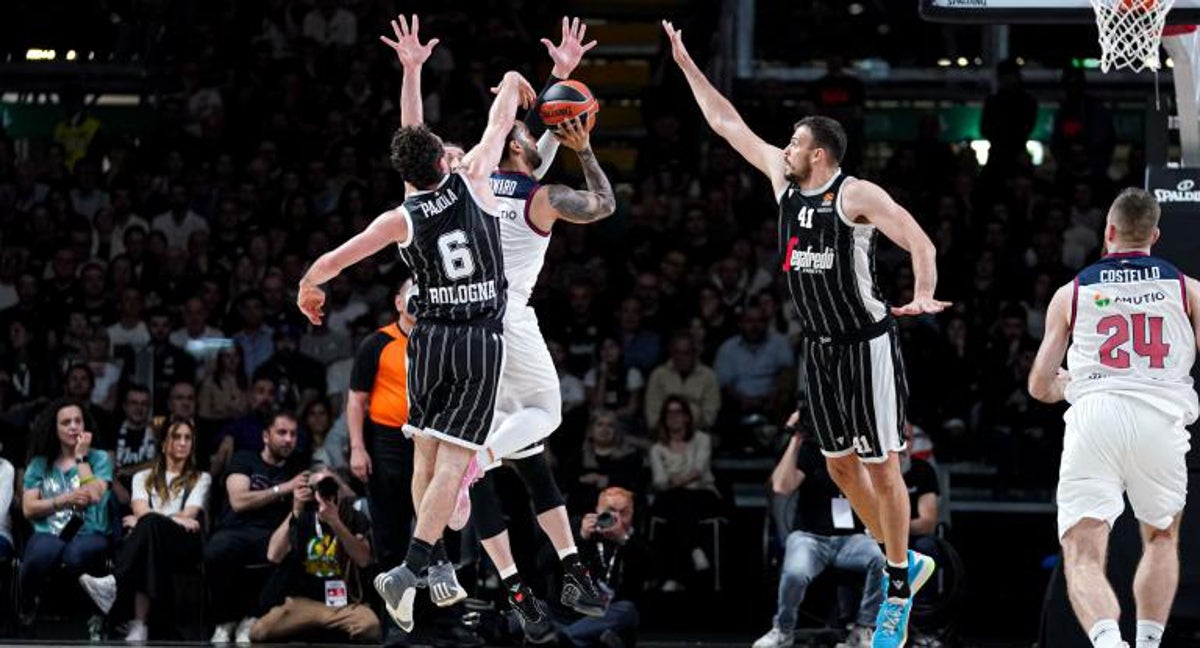 Markus Howard trata de lanzar a canasta ante la defensa de dos jugadores de la Virtus Bologna