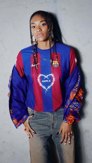 Salma Paralluelo con la nueva camiseta del Barça x Karol G. EFE