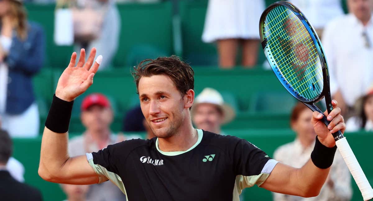 Casper Ruud celebra la victoria contra Djokovic.