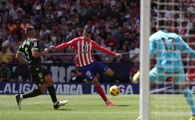 Morata ingresó y asistió a Correa para el 2-1.  AFP