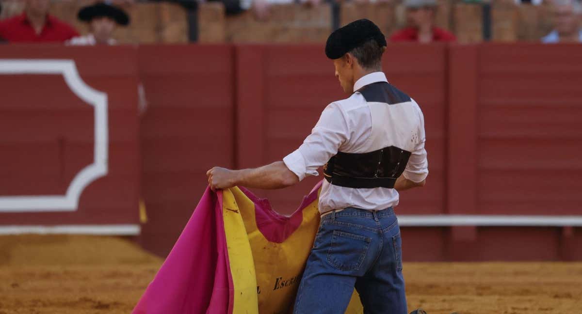 El torero Manuel Escribano con la ropa del Chimy Ávila. /EFE / José Manuel Vidal