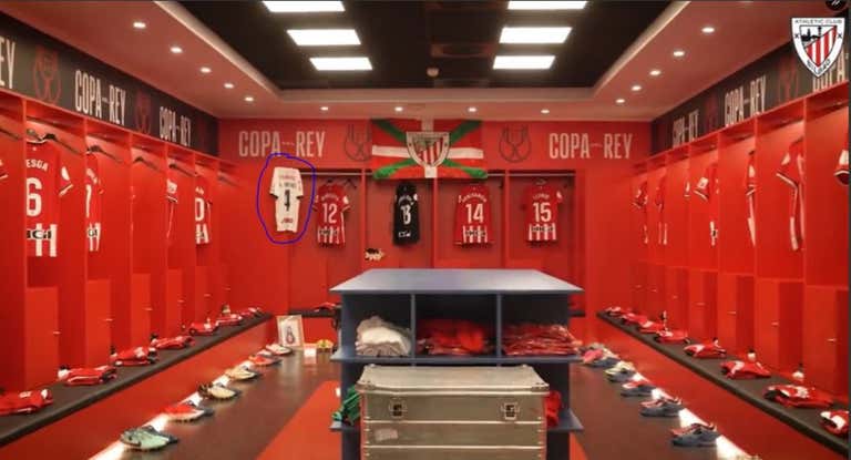 Camiseta de Antonio Briseño, colgada en el vestuario del Athletic.