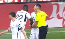 El gesto de Rüdiger y Nacho 'a lo Puyol' tras el lanzamiento de una botella