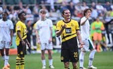 La secuencia de un penalti único: nadie se entera de que lo revisa el VAR, se tira... ¡y luego se anula!
