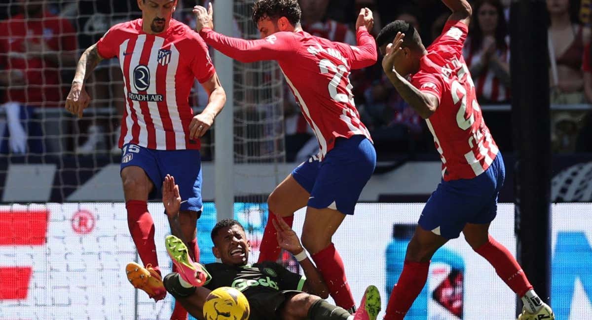 Savinho cae en el área del Atleti. /REUTERS