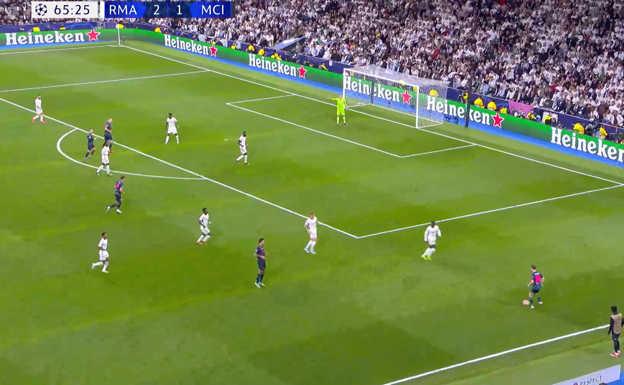 Situación previa al 2-2 en la que Silva recibe abierto sin que nadie rompa el espacio que se genera.  WYSCOUT