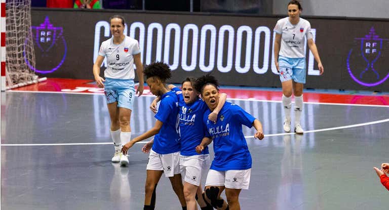 Amandinha celebra con Bia y Ana Luiza el triunfo del Torreblanca Melilla ante el Futsi Navalcarnero en la final de la Copa de la Reina.
