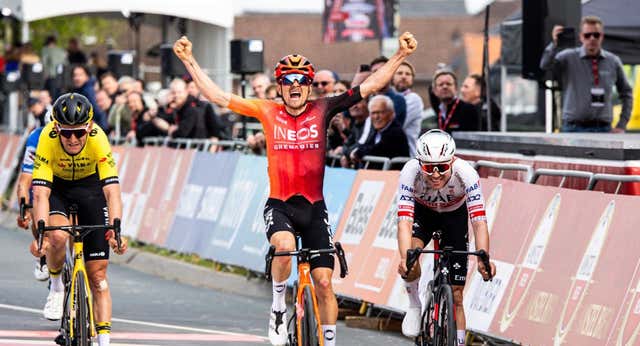Pidcock triunfa en la Amstel Gold Race y baja al mundo terrenal a Van del Poel