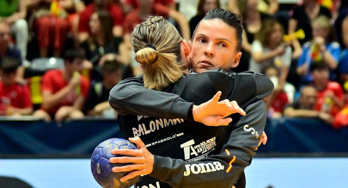 Darly Zoqbi se abraza a Nicole Wiggins antes del último partido del Preolímpico./RFEBALONMANO/J.L. RECIO