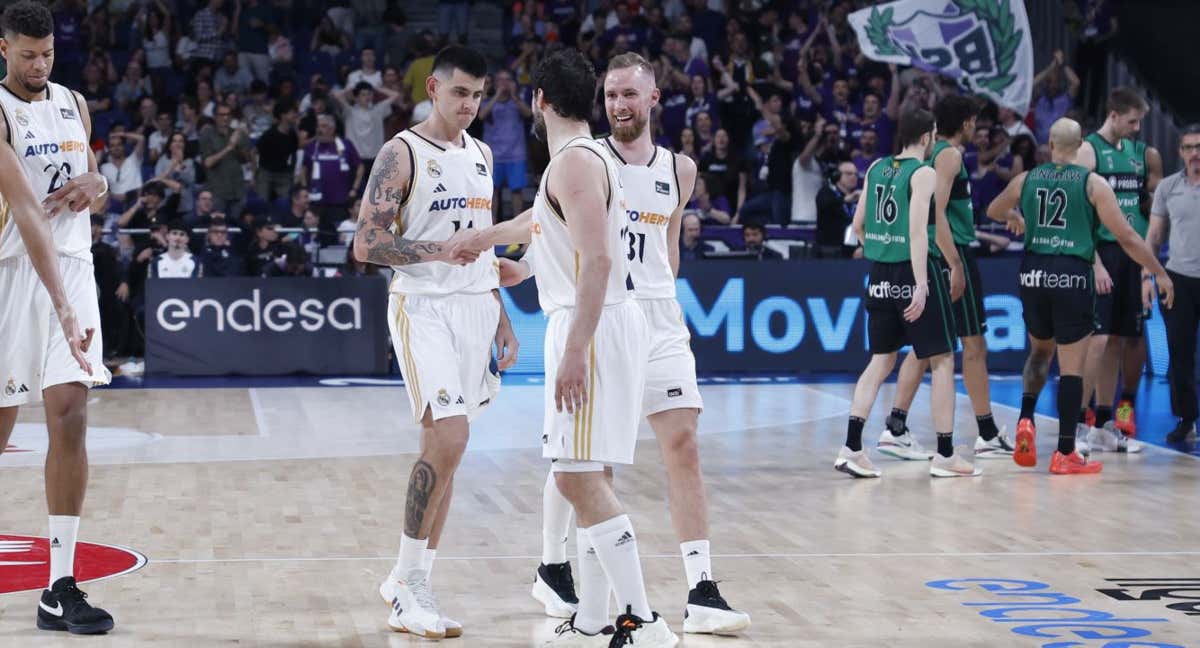 Gaby Deck se da la mano con Sergio Llull tras ganar al Joventut.