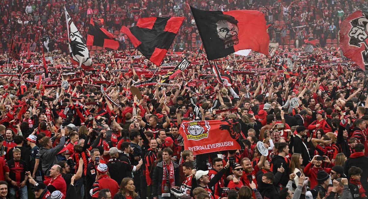 Los aficionados del Bayer Leverkusen invadieron el campo para festejar la consecución de la Bundesliga. /AFP