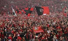 Locura nunca vista en Leverkusen: invasión de campo, lágrimas, bengalas... ¡y el 'Viva España' de Manolo Escobar!
