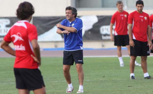 Juanma Lillo, durante un entrenamiento del Almería. ARCHIVO/IDEAL