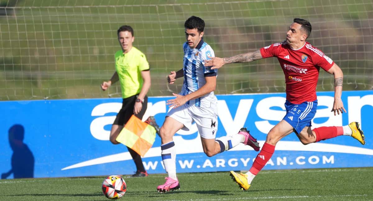 Azkune, durante una acción de la presente temporada con el filial realista./Real Sociedad