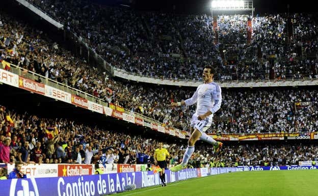 Bale celebra su gol en Mestalla.  AFP