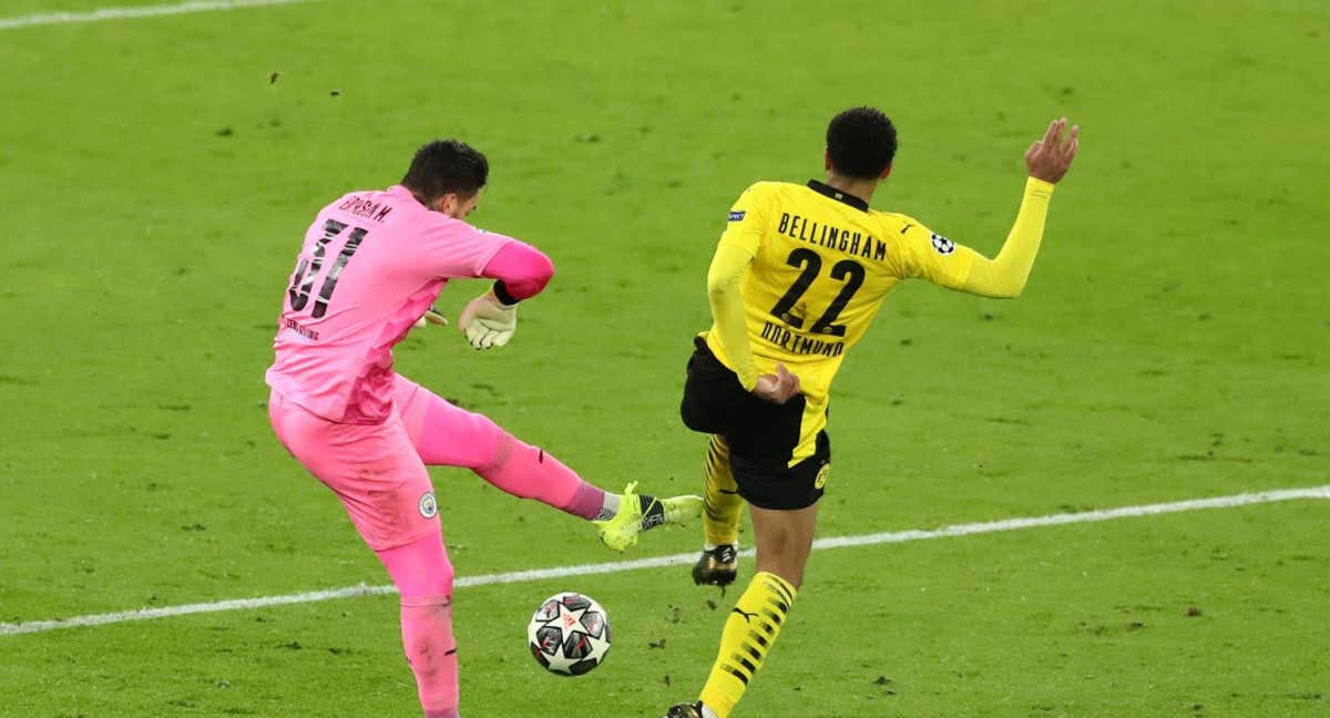 Jude Bellingham le roba el balón a Ederson. /Getty Images