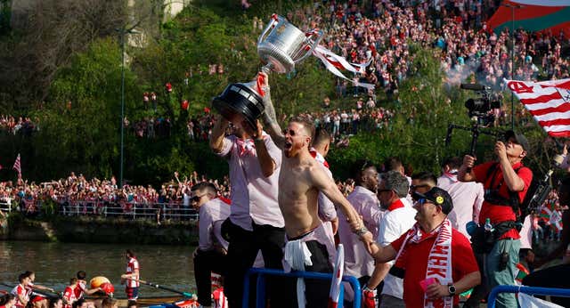 Cuánto pesa el trofeo de la Copa del Rey