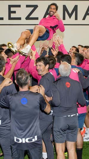 La plantilla rojiblanca mantea al navarro. Athletic Club