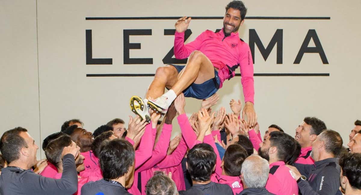 Raúl García, manteado por sus compañeros tras anunciar su retirada en el gimnasio de Lezama./Athletic Club