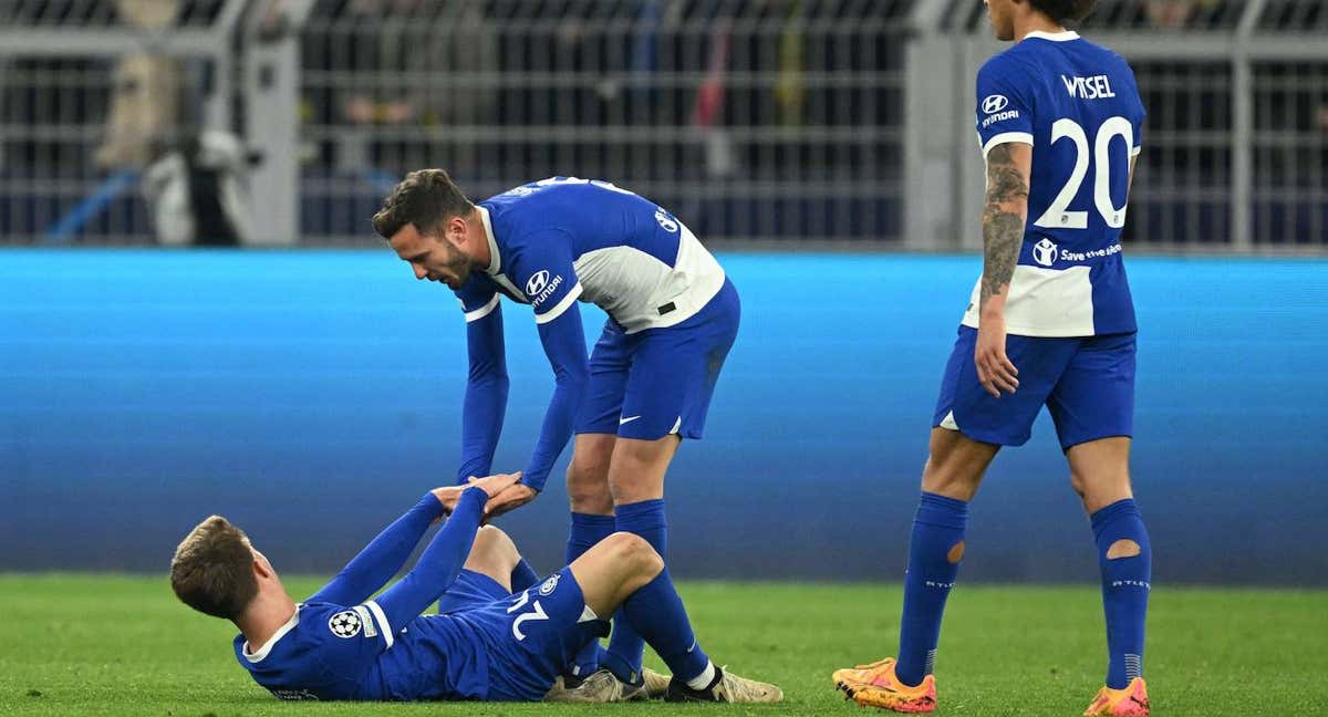 Los jugadores del Atlético se lamentan de la derrota.