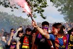 La afición se vuelca en la previa: se confundieron de bus y lanzaron piedras contra el bus del Barça y dedicaron cánticos contra Vinicius