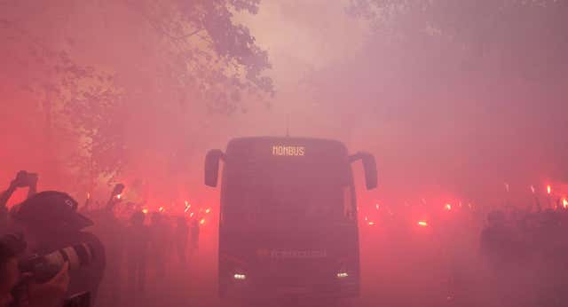 Aficionados del Barça lanzan objetos por error a su propio bus y los jugadores alucinan: «Creían que era el del PSG…»