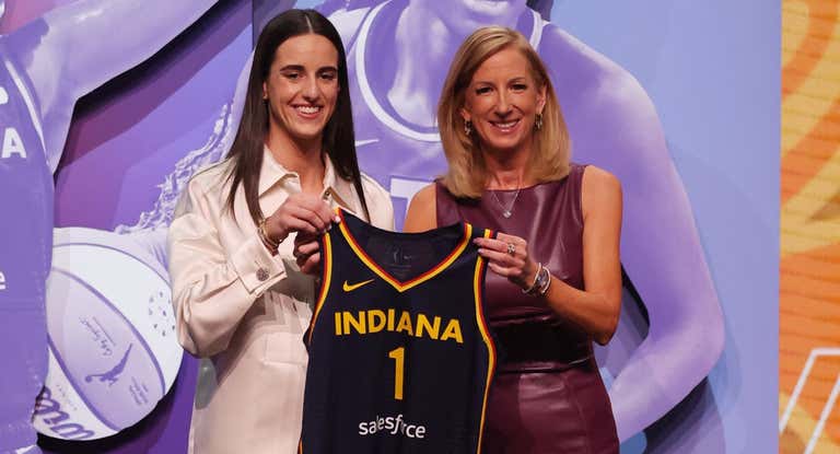 Caitlin Clark con la comisionada de la WNBA Cathy Engelbert como número 1 del draft de la WNBA.