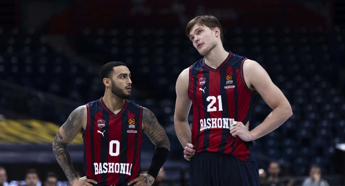 Markus Howard y Maik Kotsar durante el partido de playin ante Maccabi. /GETTY IMAGES/NIKOLA KRSTIC