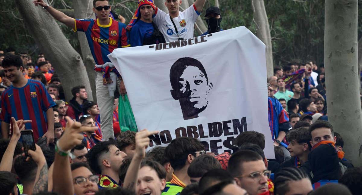 Pancarta hacia Dembélé en los aledaños de Montjuïc. /AFP